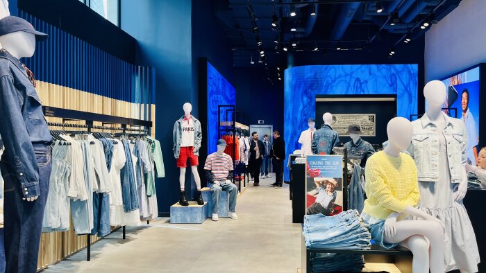 Le nouveau magasin au design unique tout en bleu  est sur 540 mètres carrés et deux niveaux. - © D.R.