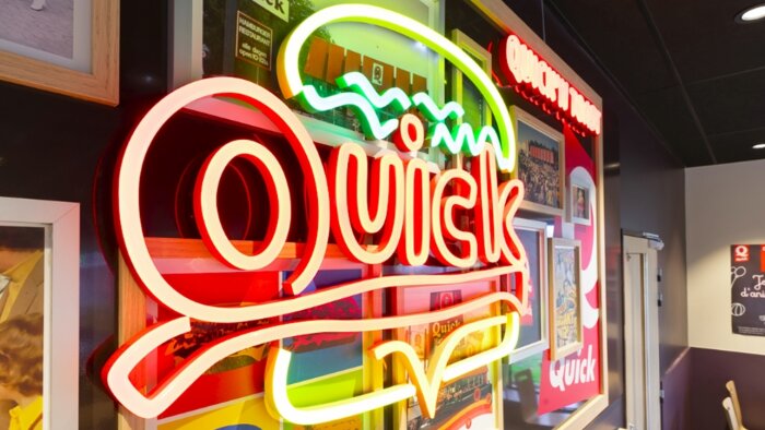 Quick joue sur les codes vintage dans son nouveau décor. - © Quick