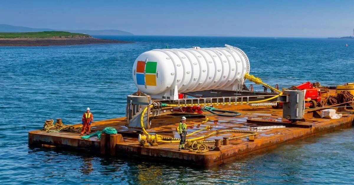 Microsoft teste un data center sous-marin avec le projet Natick, exploitant le refroidissement naturel de l’océan pour optimiser l’efficacité énergétique. - © Microsoft