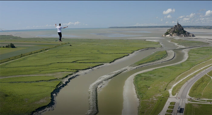 Une performance spectaculaire de circassiens de la compagnie Retouramont sur l’Abbaye du Mont-Saint-Michel - © ministère de la Culture