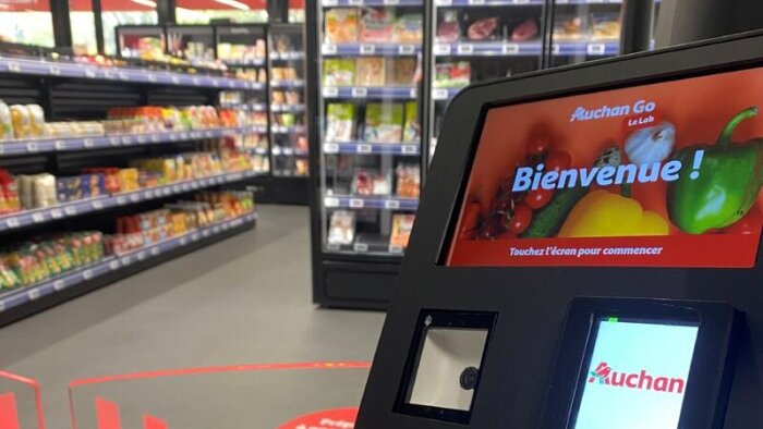 A l’entrée du bâtiment, les 2 500 collaborateurs du siège social peuvent tester « Auchan Go le Lab ». - © D.R.