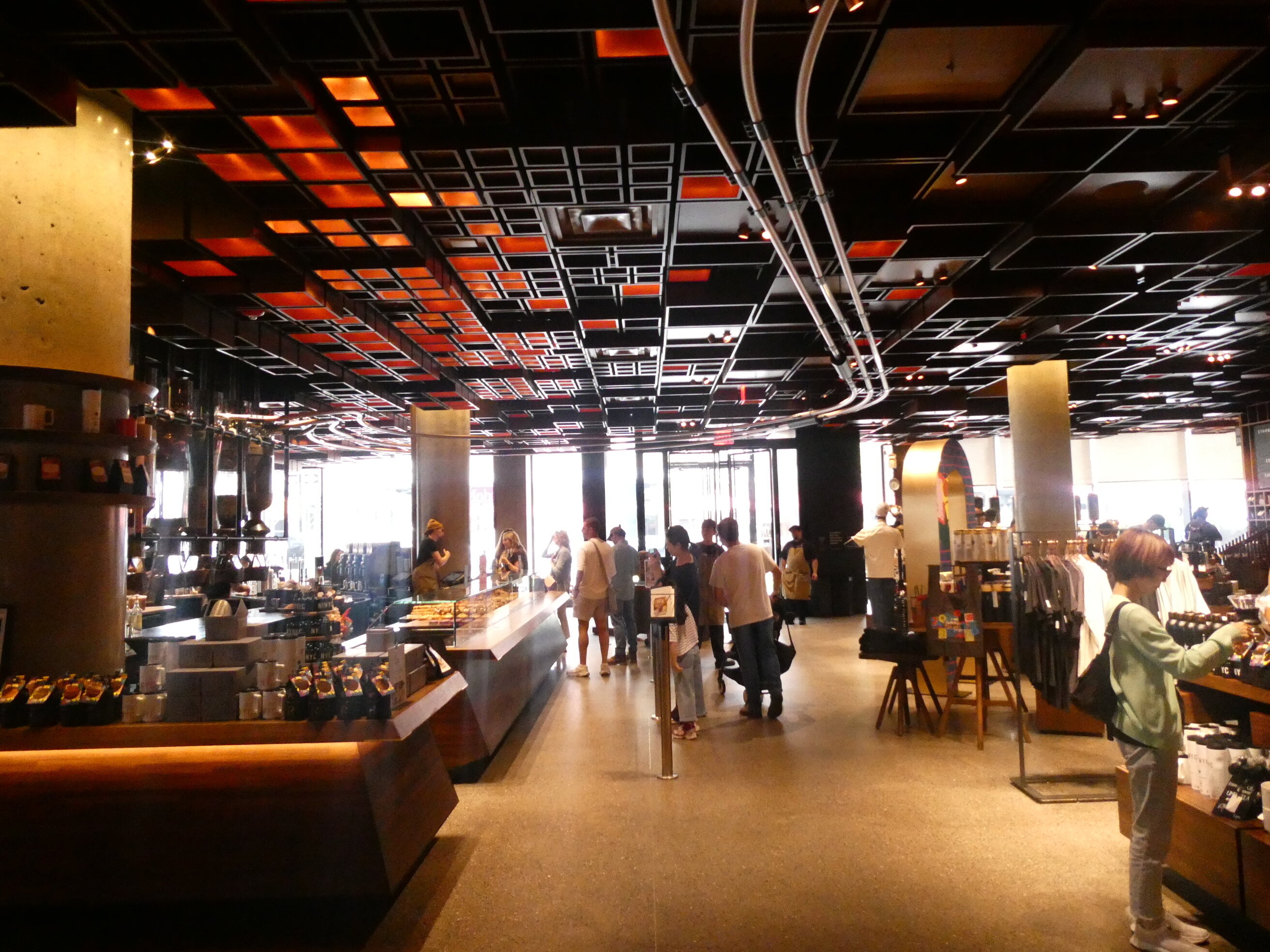 Le Starbucks Reserve &amp; Roastery de Chelsea, ouvert en décembre 2018, s’appuie sur une véritable usine de café intégrée au point de vente - © F. R