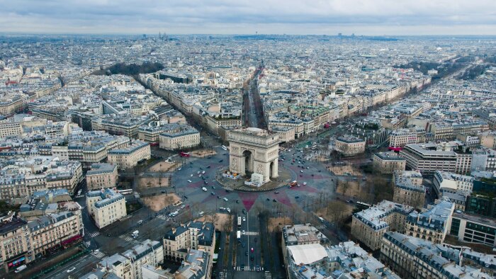 La montée en gamme des Champs-Élysées se poursuit, illustrée par de nouvelles arrivées dans le luxe. - © D.R.