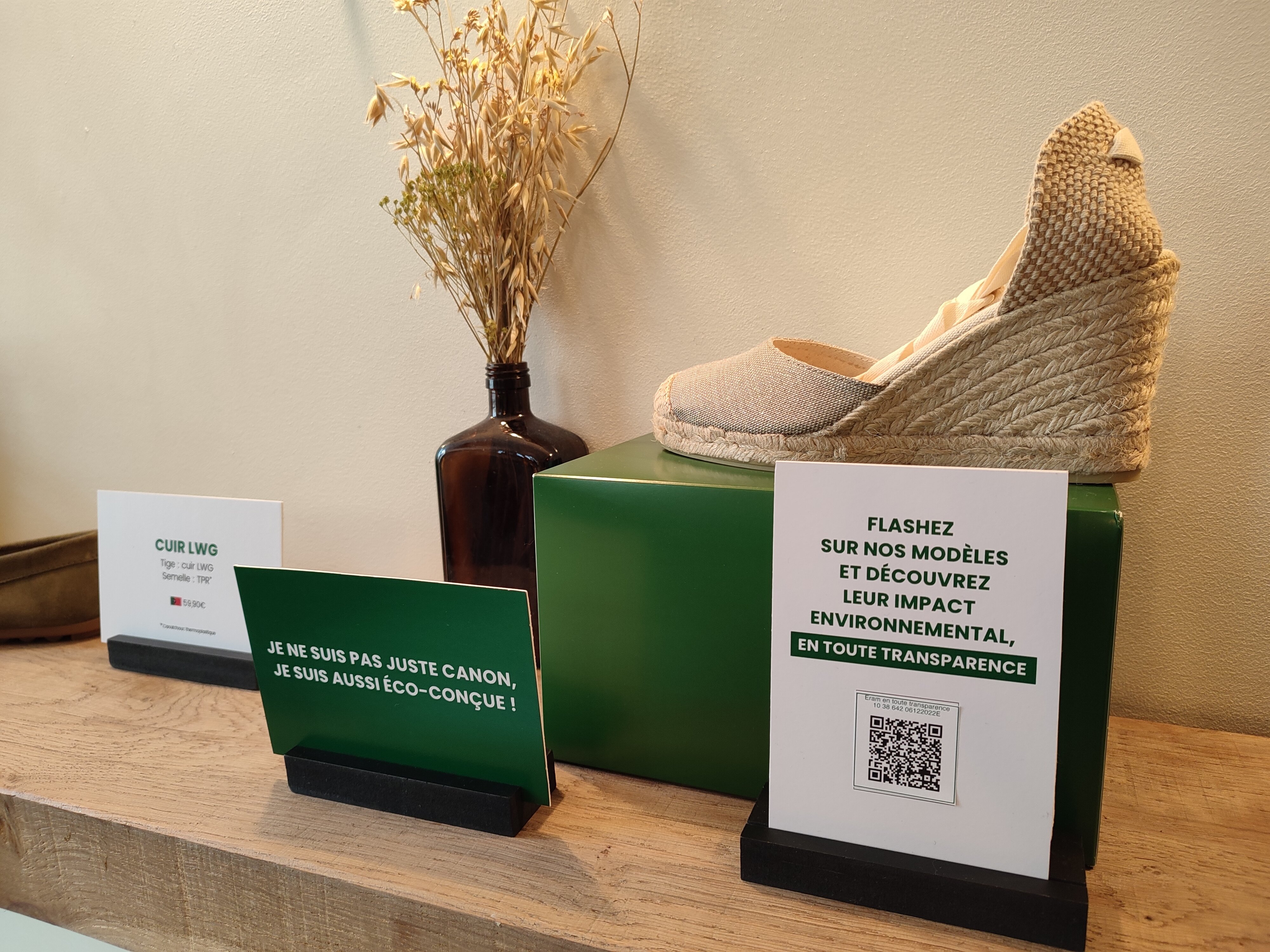 Eram ajoute des QR Codes à côté de certains produits qui donnent accès aux détails de la production. - © Républik Retail