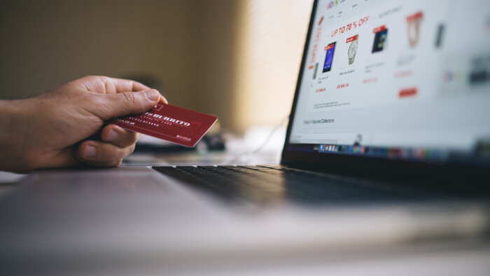 Le montant moyen des transactions e-commerce sur le T2 2021 demeure stable, à 63 euros. - © Negative Space