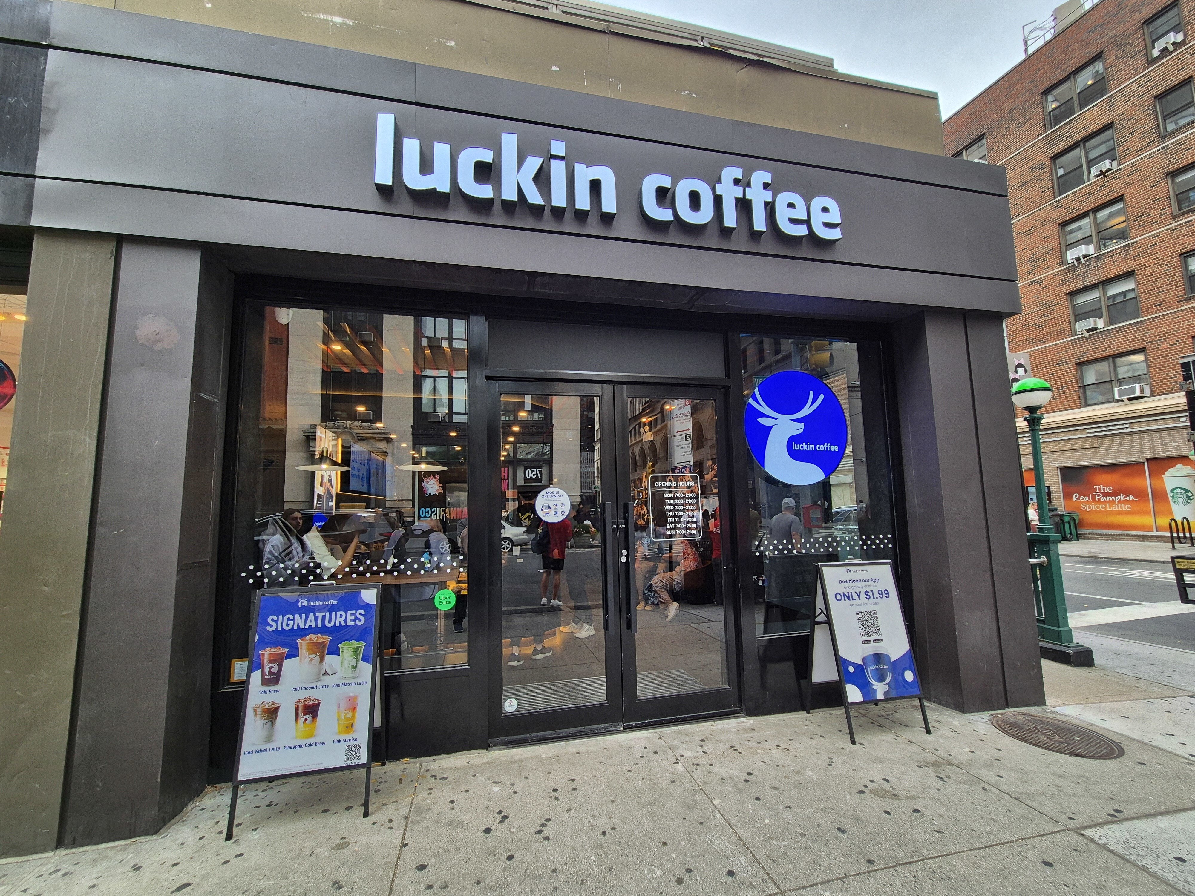 L’unité Luckin Coffee proche de l’université de New York ne désemplit pas avec des horaires d’ouverture de 7h à 20h, 7 jours sur 7. - © F. R