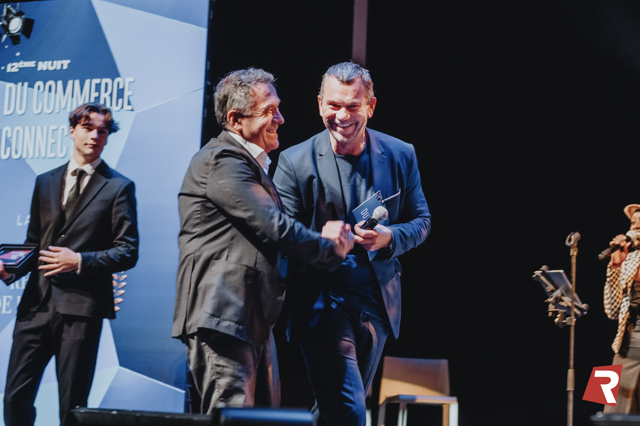 Le trophée lui a été remis par Thierry Cotillard, président du Groupement Les Mousquetaires et lauréat 2024.  - © D.R.