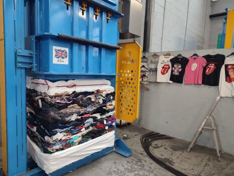 Une presse est utilisé pour créer des gros ballots de vêtements. - ©&amp;#160;Républik Retail