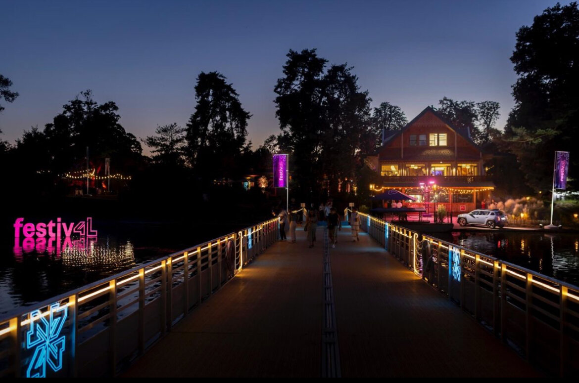 Une passerelle flottante permettait aux festivaliers de rejoindre le site - © D.R.