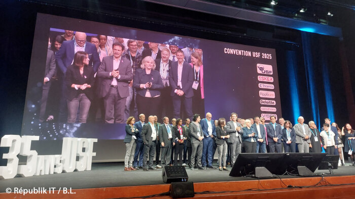 Autour de Gianmaria Perancin, les bénévoles et l’équipe fêtent sur scène les 35 ans de l’USF. - © Républik IT / B.L.