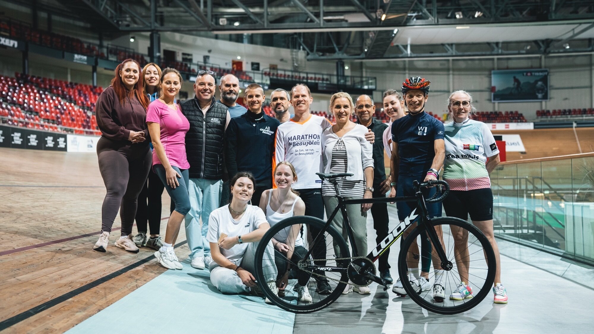 Baptême de membres de Limitless Experience Pullman, au Vélodrome de St Quentin (site Paris 2024) avec la cycliste Marie Patouillet - © Accor