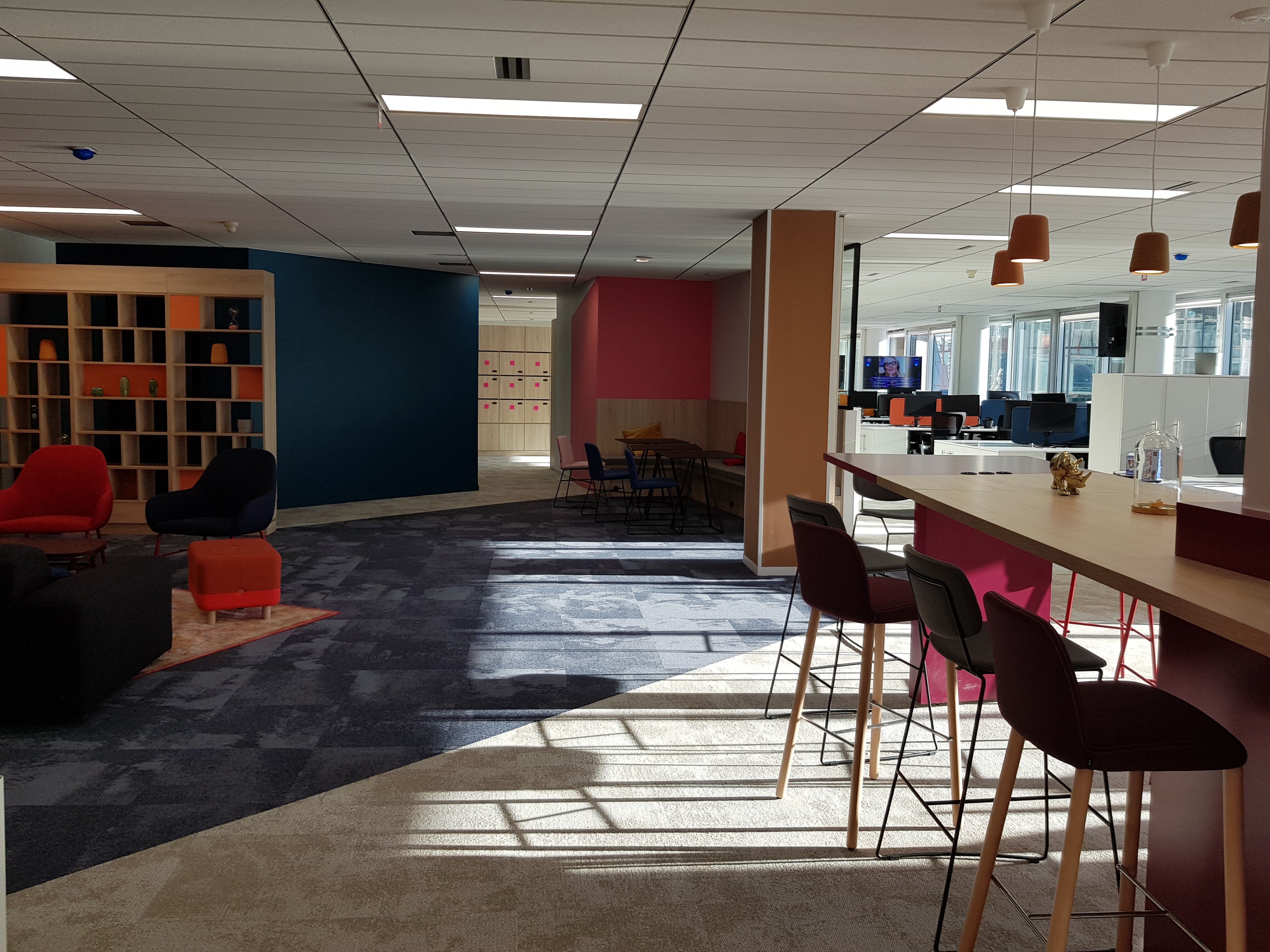 Zone bibliothèque et tables de coworking - © D.R.