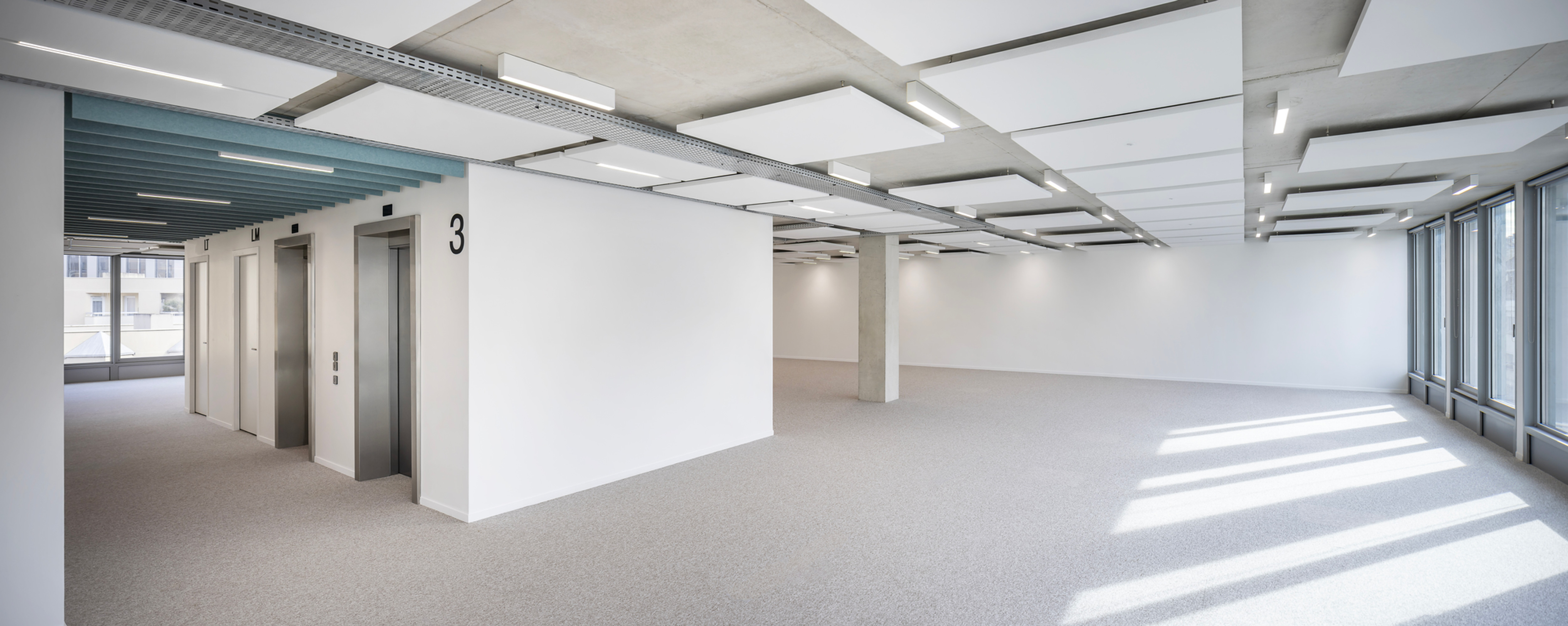 Noyau ascenseurs et plateaux ouverts de Spotlight, offrant flexibilité, confort acoustique et lumière naturelle sur l’ensemble des niveaux.