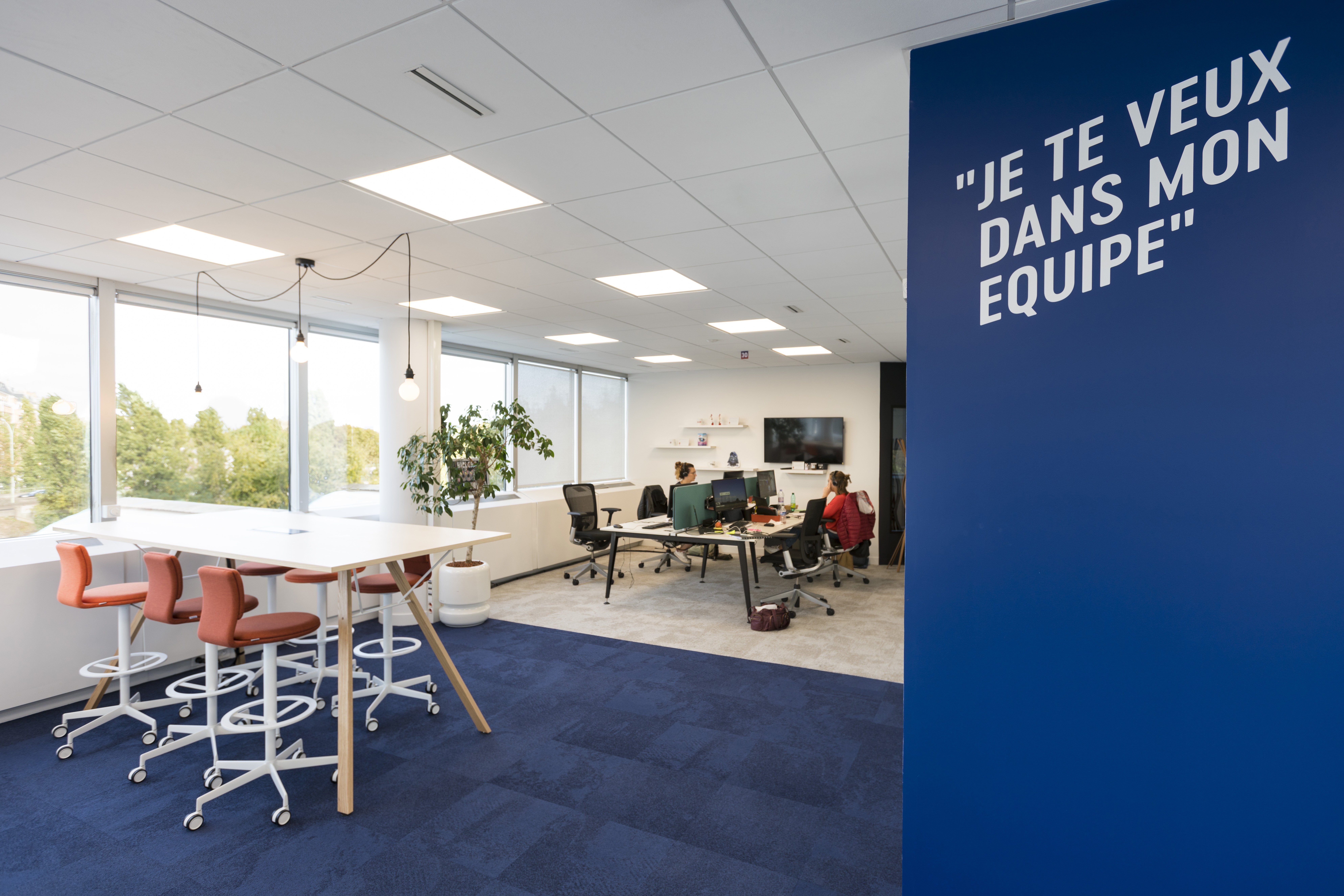 Les bureaux comportent des slogans inspirés des émissions de TF1, vecteurs de l’identité du groupe - © Frédeéic Berthet
