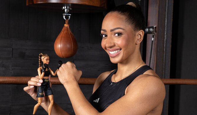 Estelle Mossely et sa Barbie - © Mattel
