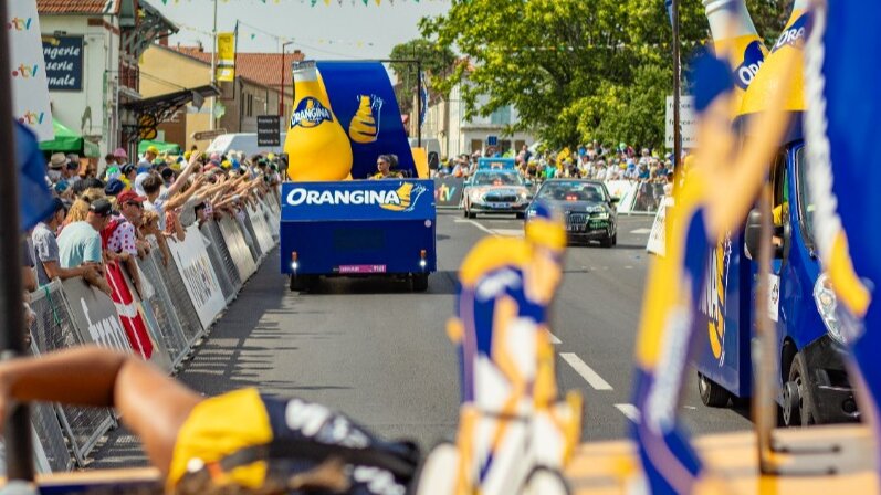 La caravane Orangina a diffusé de la bonne humeur le long des routes de France - © Sept cent neuf / Orangina
