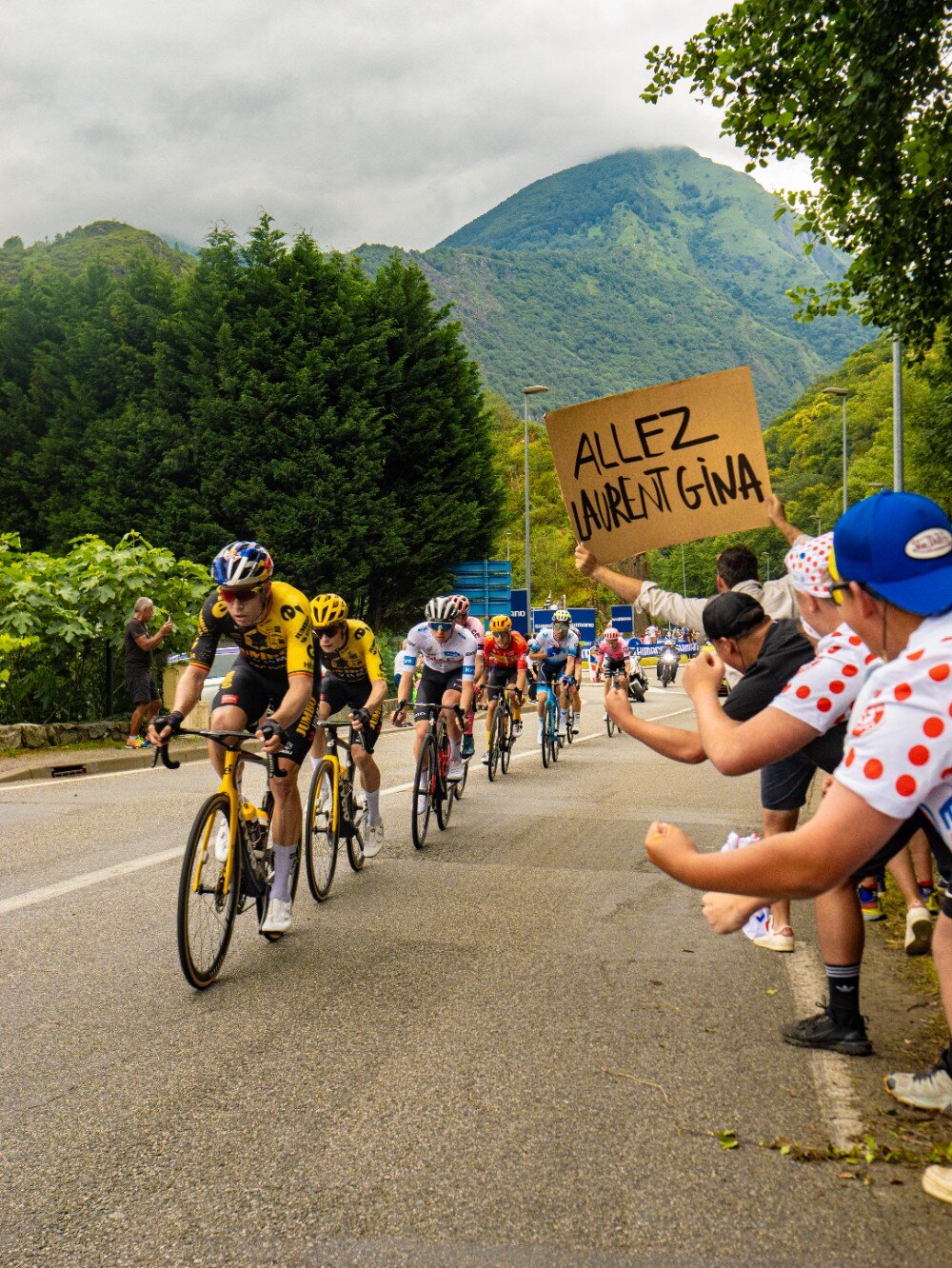Orangina a distribué au public des pancartes pour soutenir Laurent Gina, coureur préféré du public  - © Sept cent neuf / Orangina