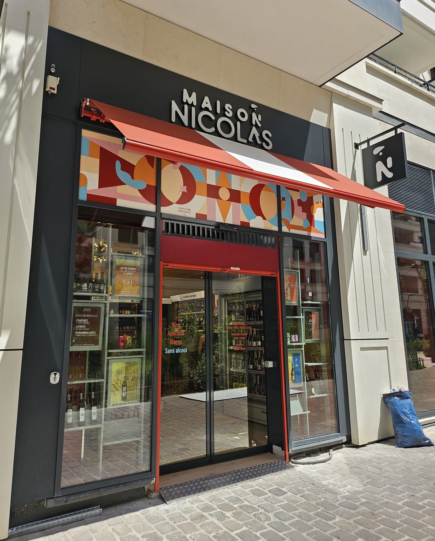 Dès la devanture, on note le changement de marque de Maison Nicolas. - © CC / Républik Retail