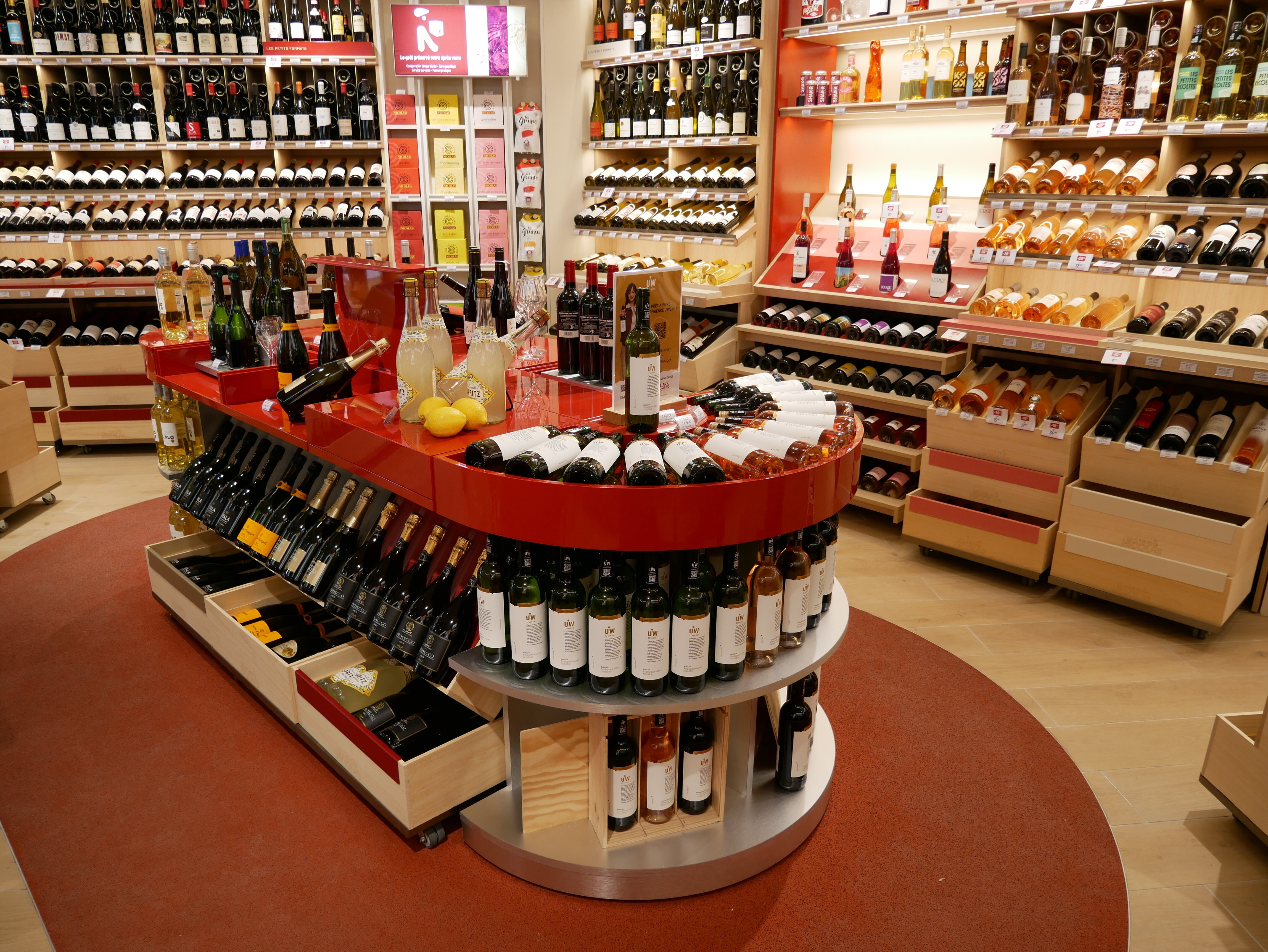 Les meubles sont sur roulettes et modulaires pour s’adapter à la vie du magasin. - © Maison Nicolas