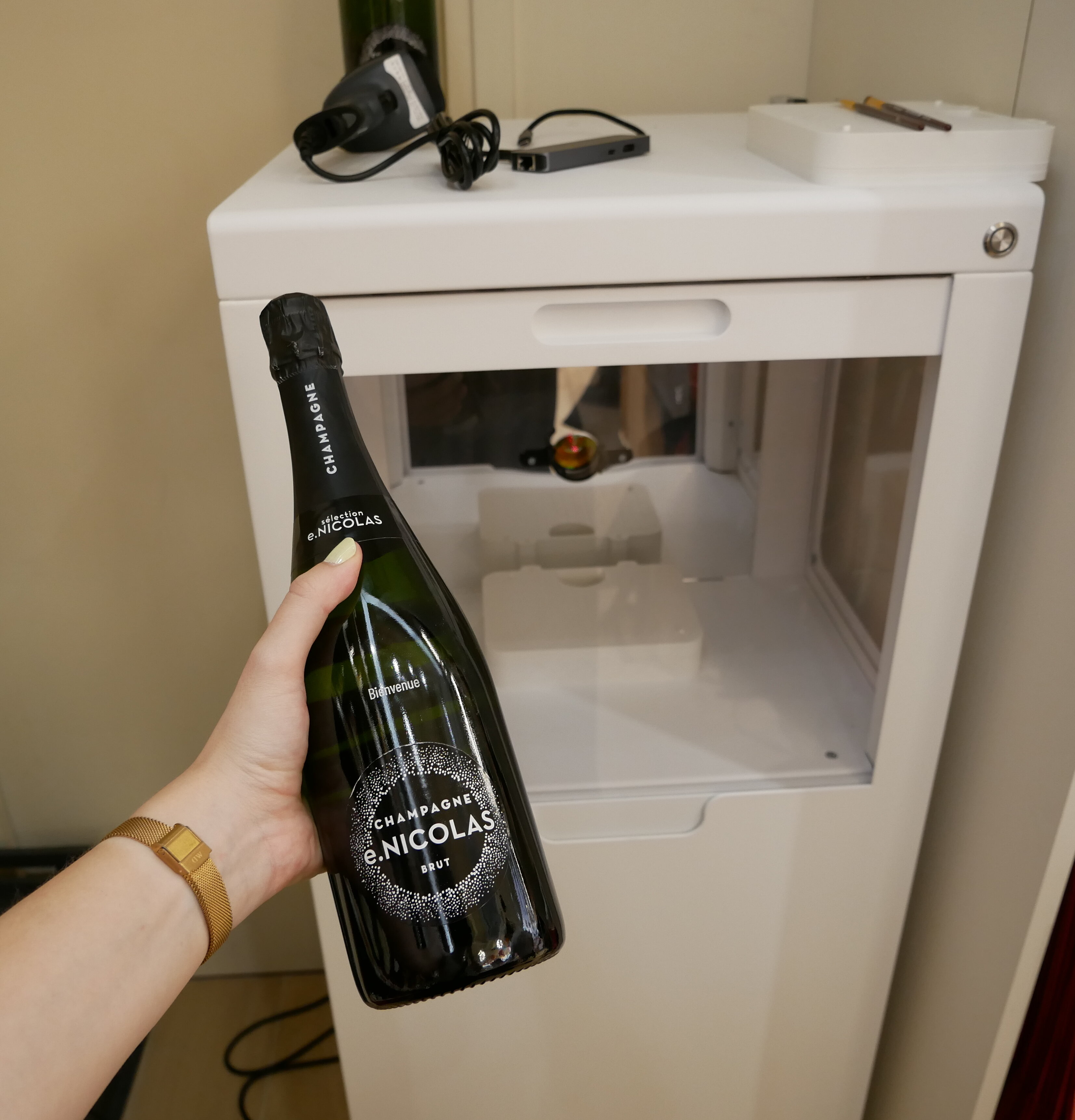 Le magasin propose de personnaliser les bouteilles via un laser. - © Maison Nicolas