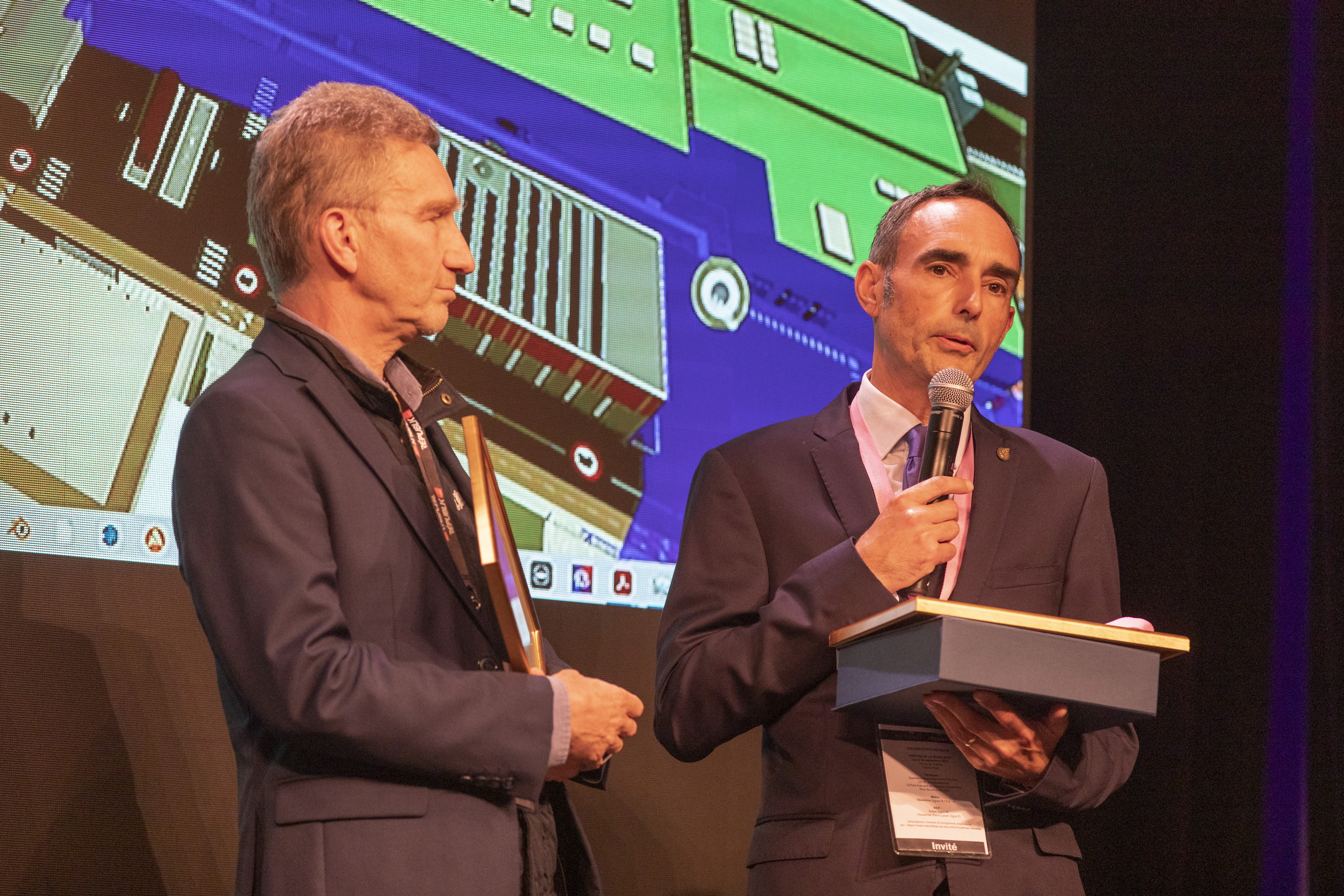 Remise trophée à Naval Group &amp; Crisotech