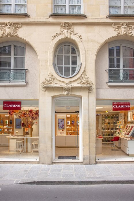Vue imprenable sur le magasin depuis la rue. - ©&amp;#160;Clarins / Olivier Loser