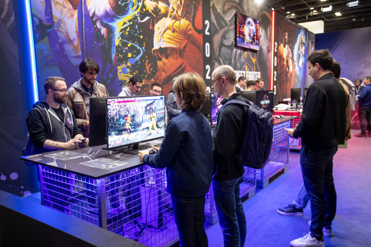 Sur PGW, les visiteurs peuvent tester en avant-première le nouvel opus de Street Fighter sur le stand de Capcom. - © PGW