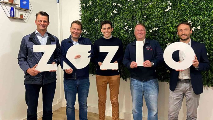 Les co-fondateurs Fabrice Jutteau et Bastien Triclot (au centre), entourés de leurs investisseurs. - © D.R.