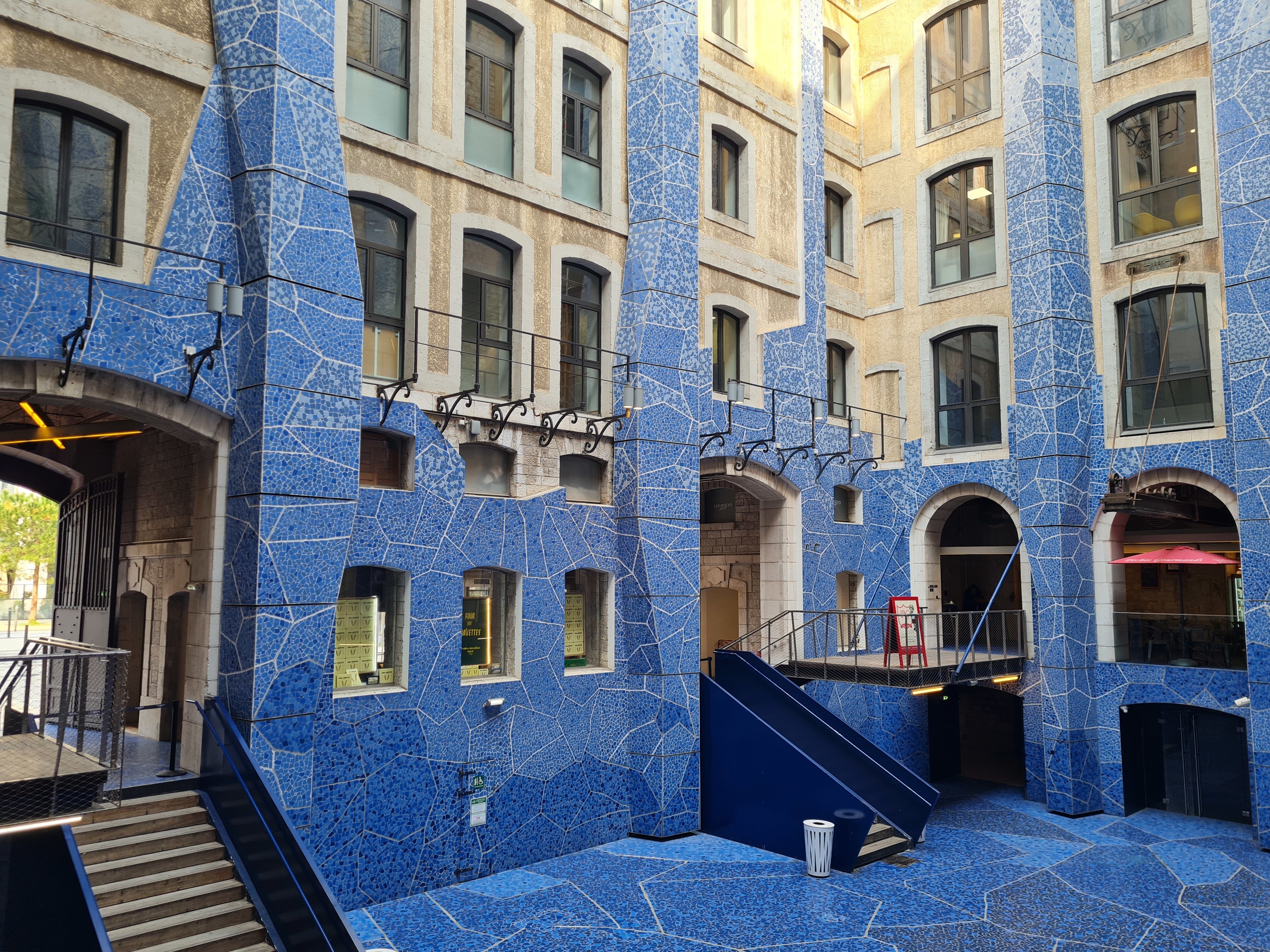 Les Docks, entièrement réhabilités, disposent de grandes cours intérieures - © Alexandre Foatelli