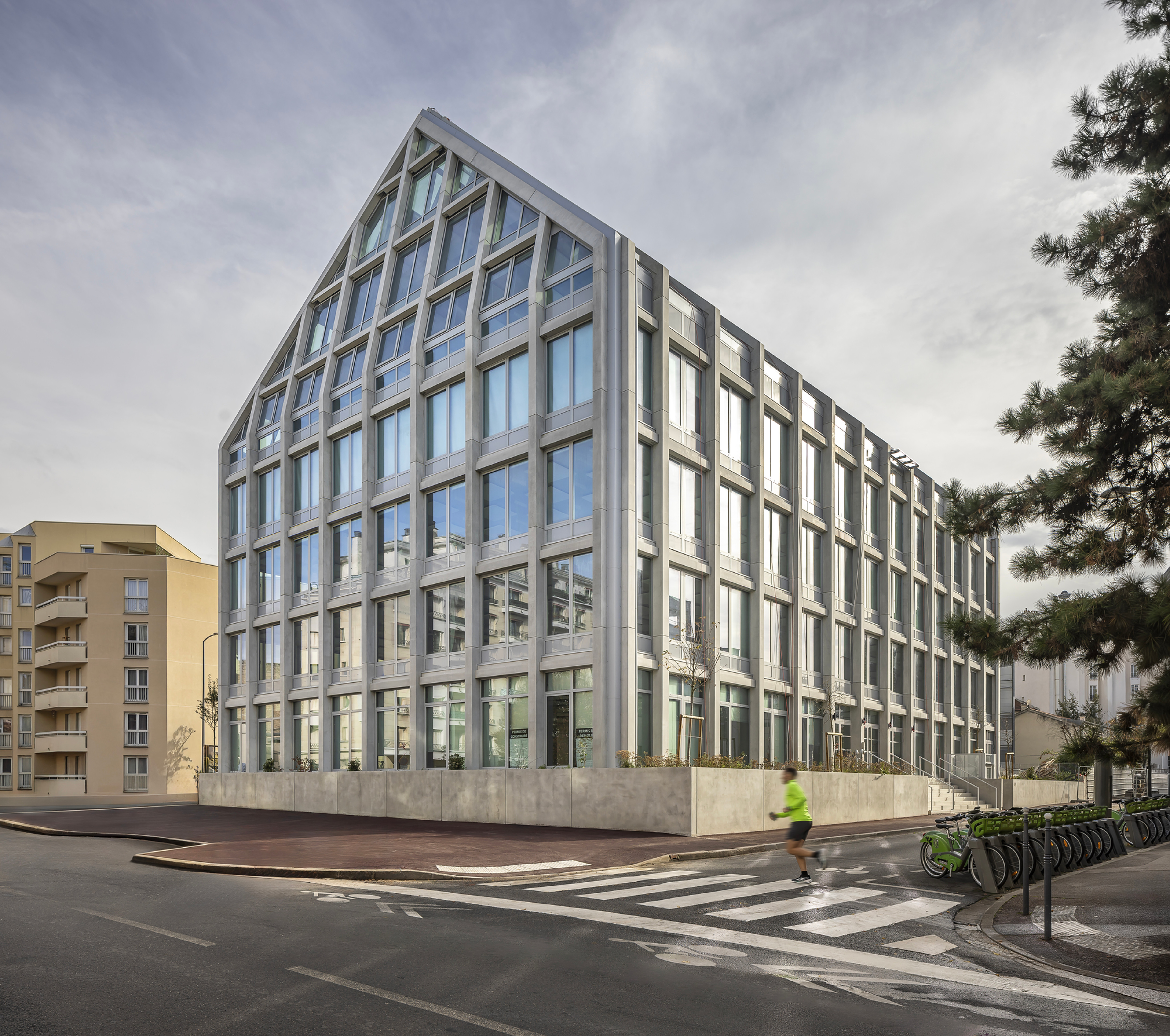 un immeuble bas carbone de 3 990 m² à Issy-les-Moulineaux, conçu comme une villa urbaine avec exosquelette préfabriqué et plateaux ultra-lumineux.