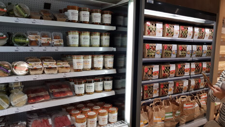 Près de l&amp;#039;entrée, des solutions de repas express sont proposés. - ©&amp;#160;Républik Retail