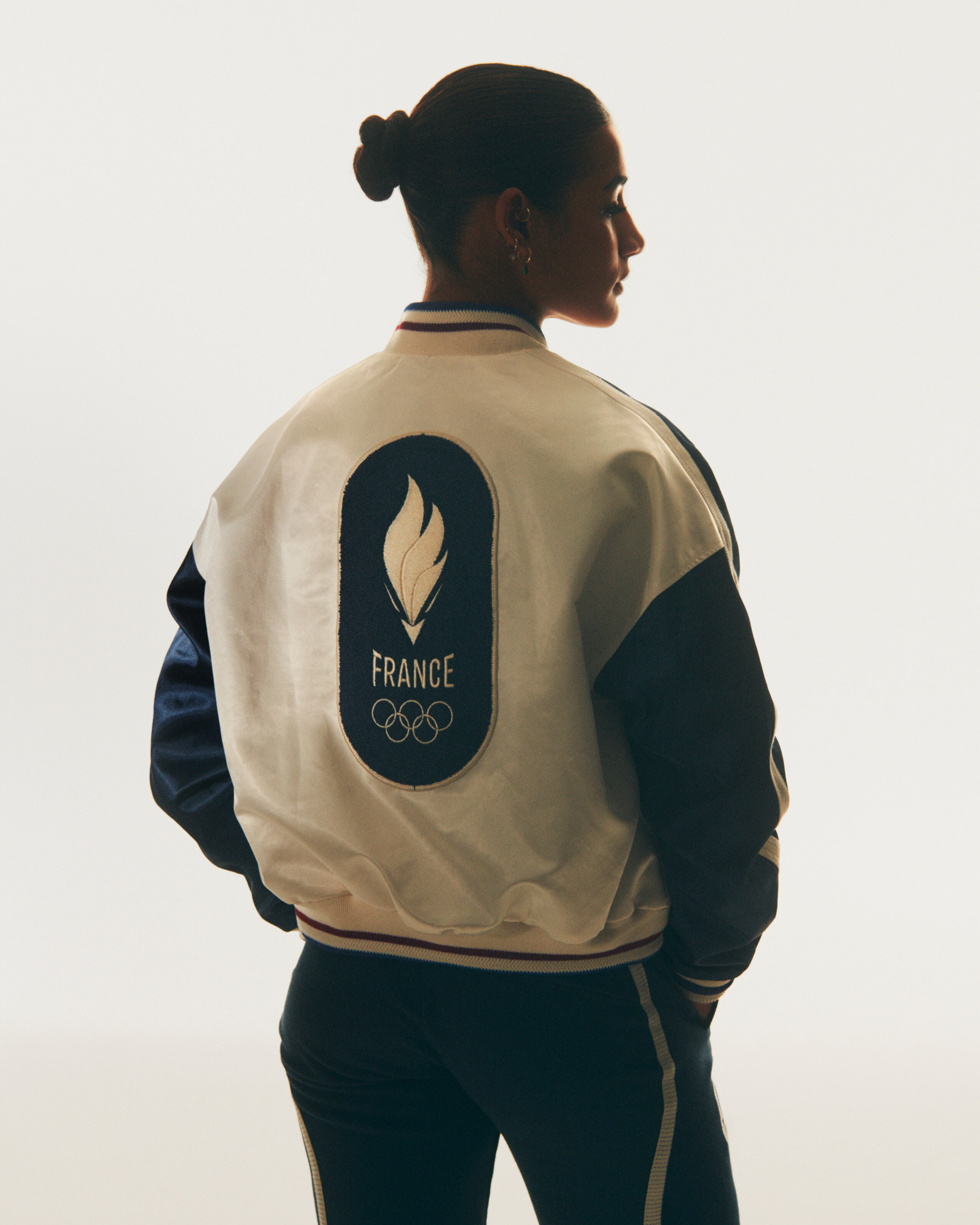 Les tenues des athlètes arborent les couleurs emblématiques de la France - © Le Coq sportif