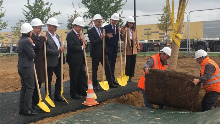 A droite, Laura Toledanno, plantant le premier arbre du site accompagné des institutionnels. - © D.R.
