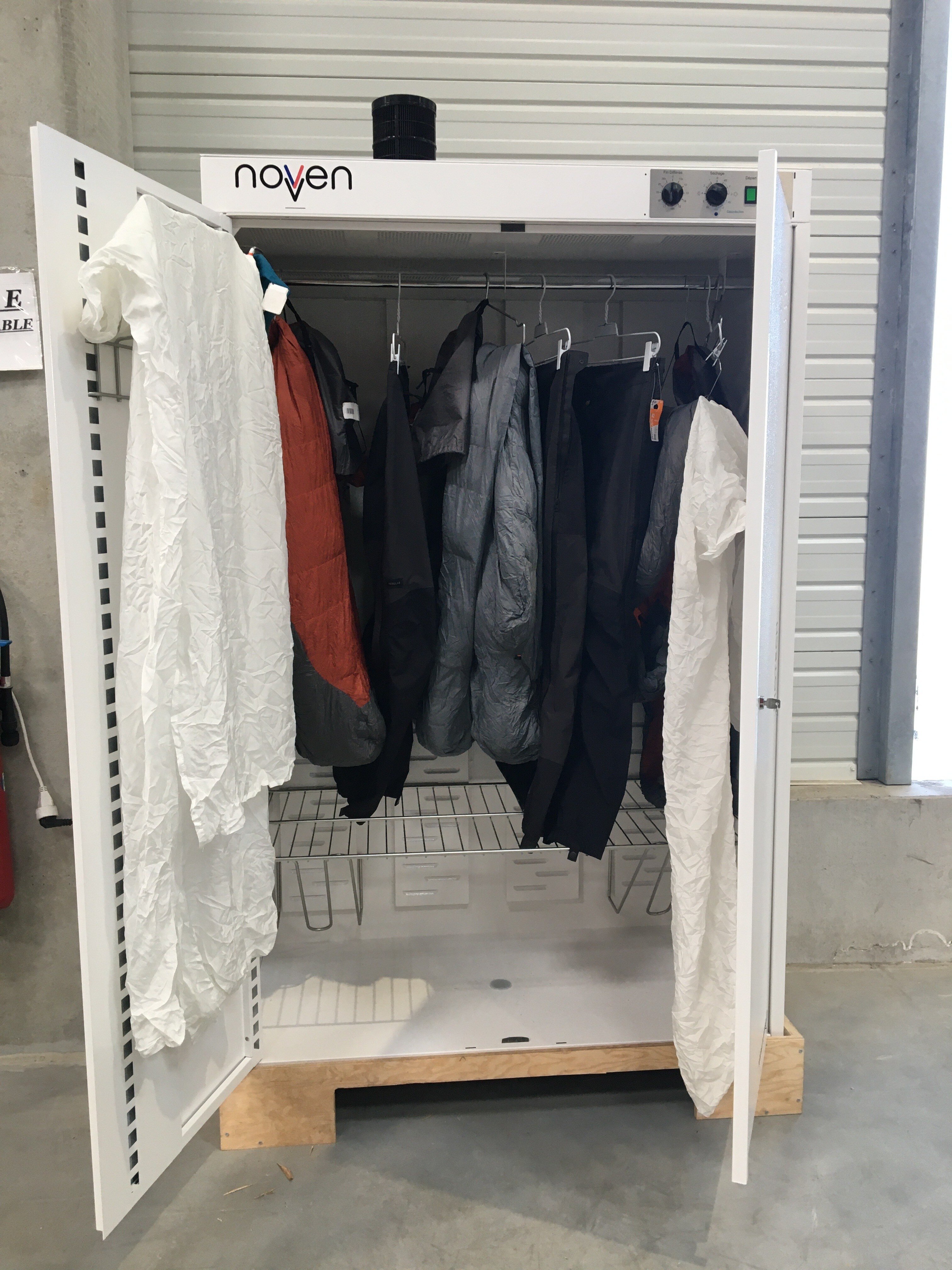 Lizee utilise les placards à ozone Novven pour désinfecter les produits pour Decathlon et Kiabi. - © Kiabi