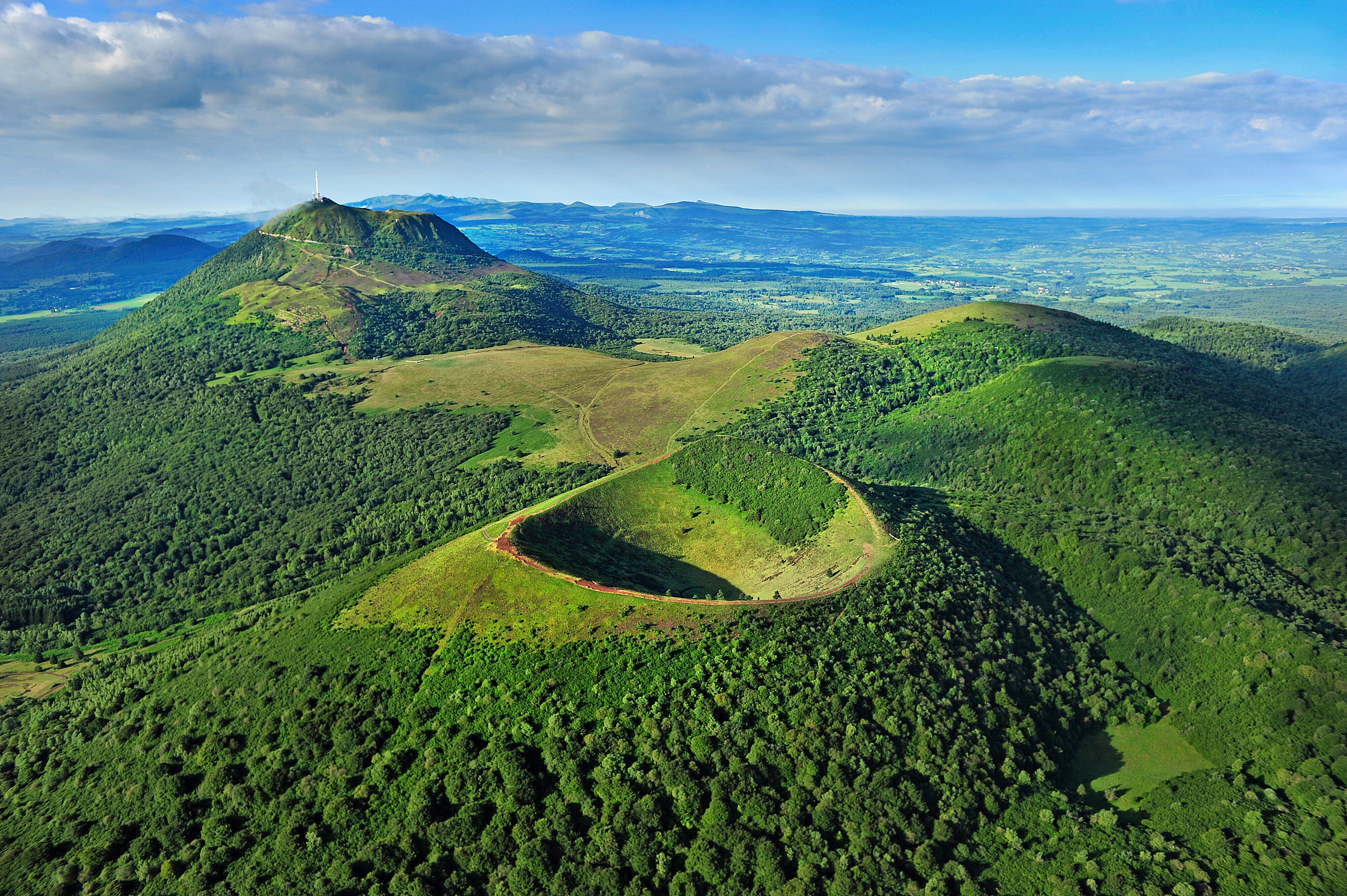 Vue aérienne de la Chaîne des puys (puy de Pariou et puy de Dôme) - © Joël Damase