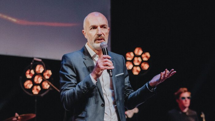Richard Ré Colonna d’Istria sur la scène du théâtre Mogador pour la Nuit du Commerce Connecté 2025. - © Républik Retail / MANUEL ABELLA