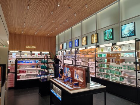 L&amp;#039;espace Skincare a de la lumière naturelle et du bois - ©&amp;#160;CC / Républik Retail
