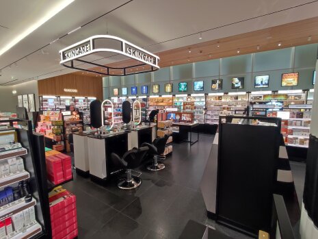 L&amp;#039;espace Skincare a de la lumière naturelle et du bois - ©&amp;#160;CC / Républik Retail