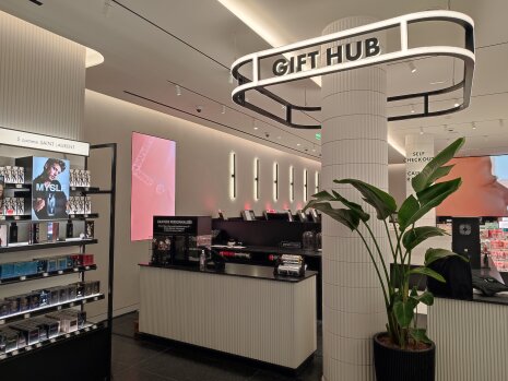 Près des caisses, un espace cadeaux pour personnaliser ses parfums - ©&amp;#160;CC / Républik Retail