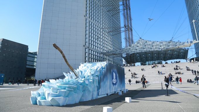 La Hache Léviathan de Kratos (du jeu PlayStation  « God of War : Ragnarök ») à La Défense - © PlayStation France