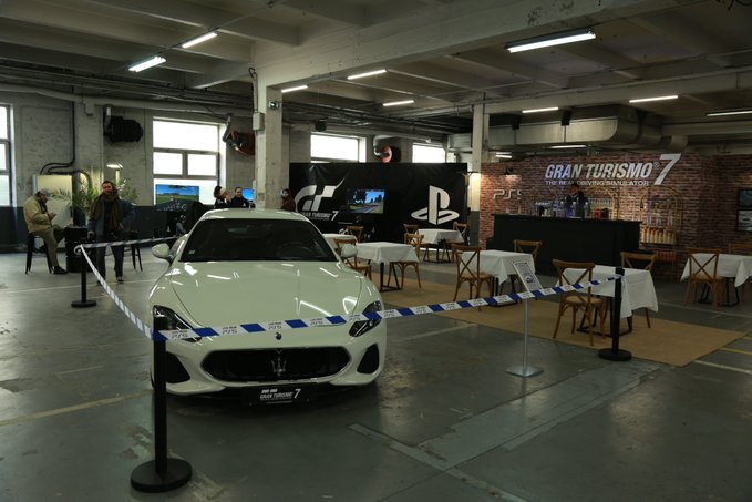 Expérience immersive au GT Café où étaient exposés les bolides emblématiques de la saga « Grand Turismo 7 »  - © PlayStation France