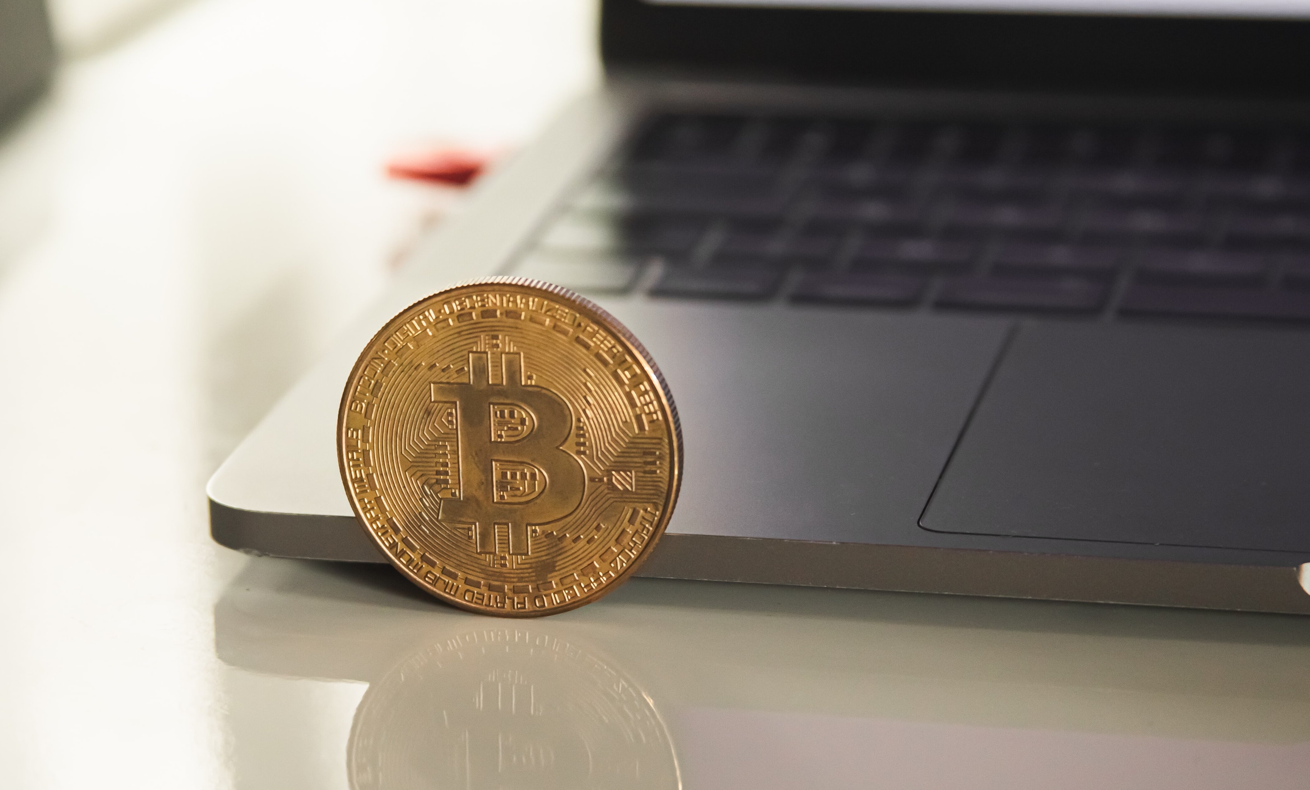 Les cryptomonnaies sont acceptées dans certains commerces physiques désormais. - © Unsplash/Borthiry