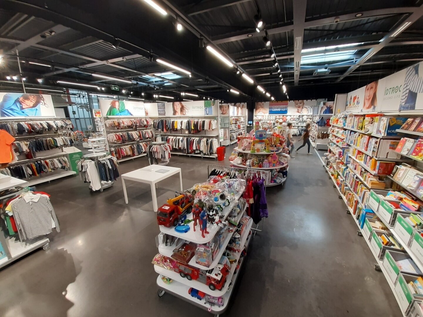 Un vaste espace seconde main IDTroc a été installé dans le magain IDKids de Fâches-Thumesnil. - © IDKids