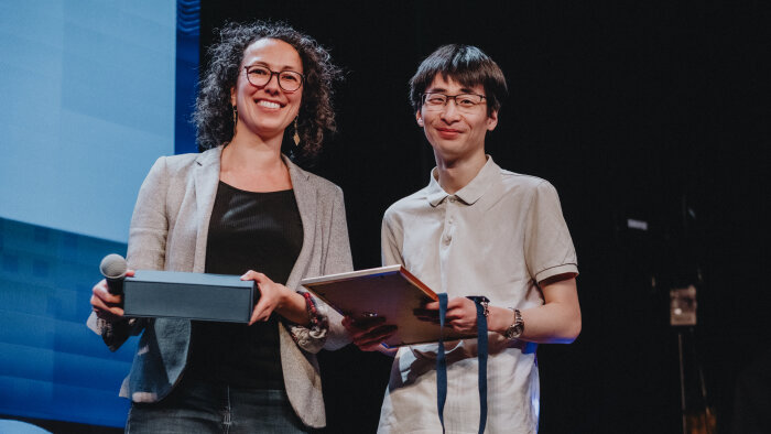 Laure Wagner et Waï-Ki Wong, cofondateurs de 1km à Pied, lors de la cérémonie des trophées Worknight - © MANUEL ABELLA