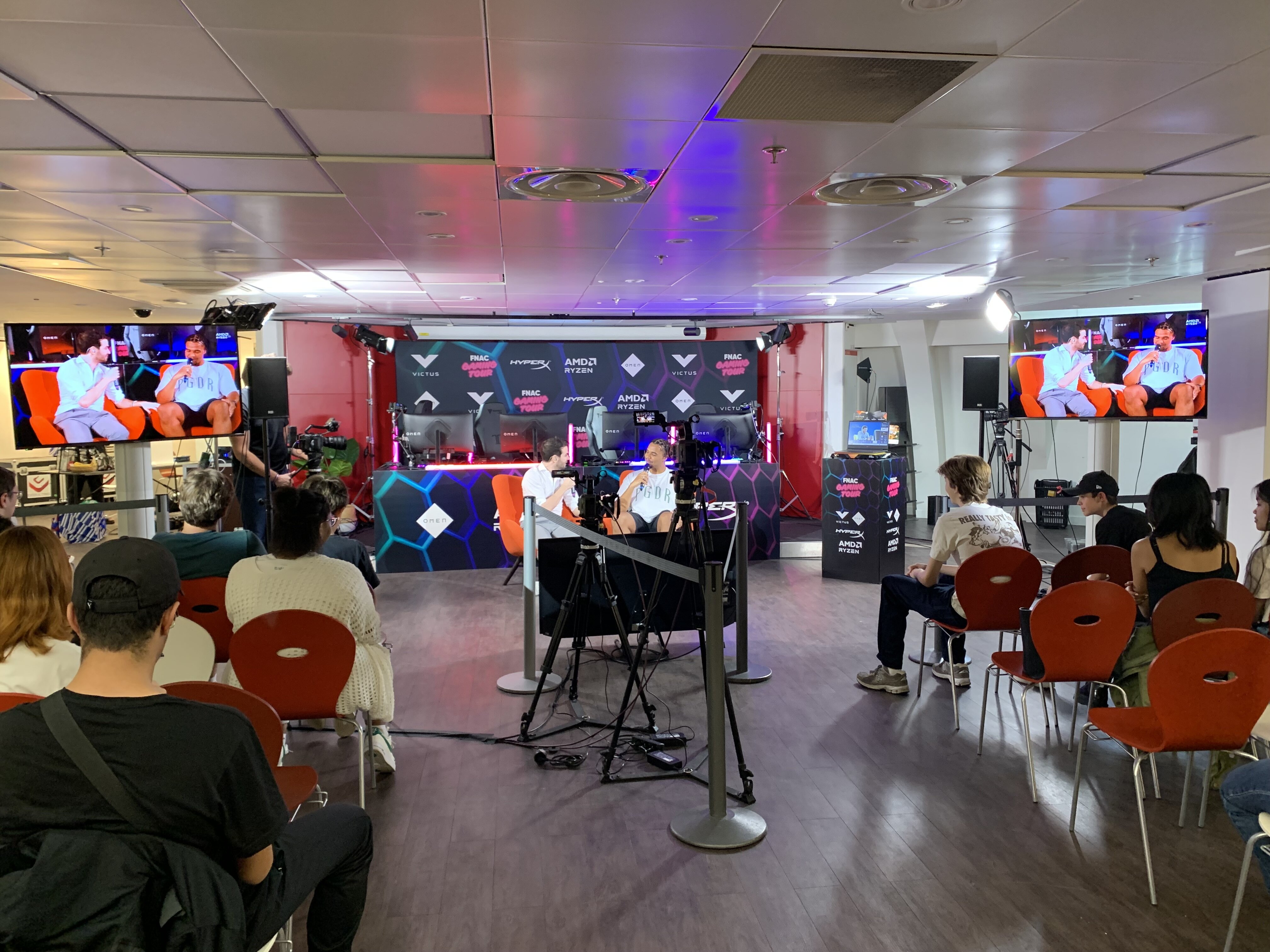 À chaque étape, la Fnac propose des animations, des quizz, des tournois autour de jeux cultes, la rencontre de streamers célèbres ou encore des tests de nouveautés produits. - © Fnac Gaming Tour
