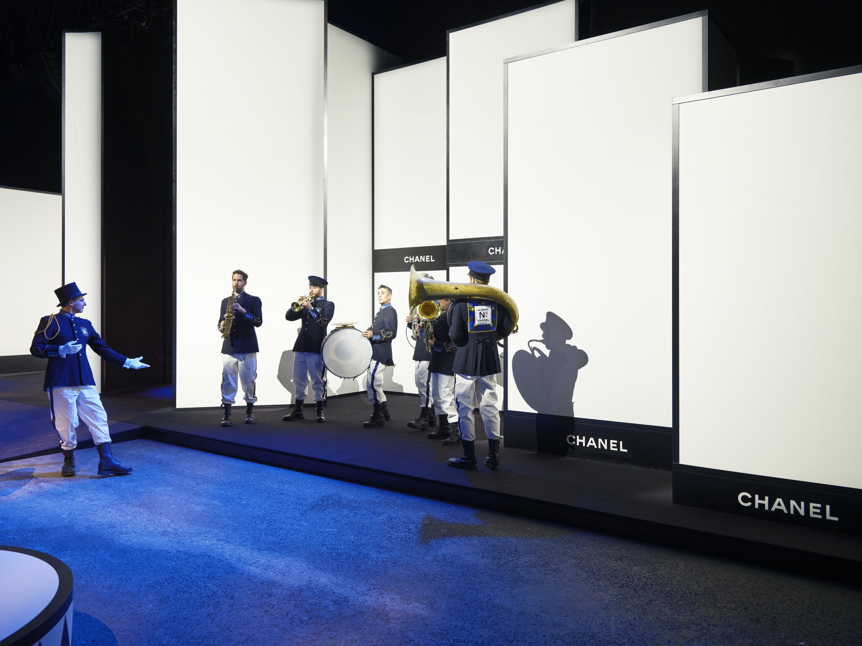 Accueil des visiteurs en fanfare - © Chanel