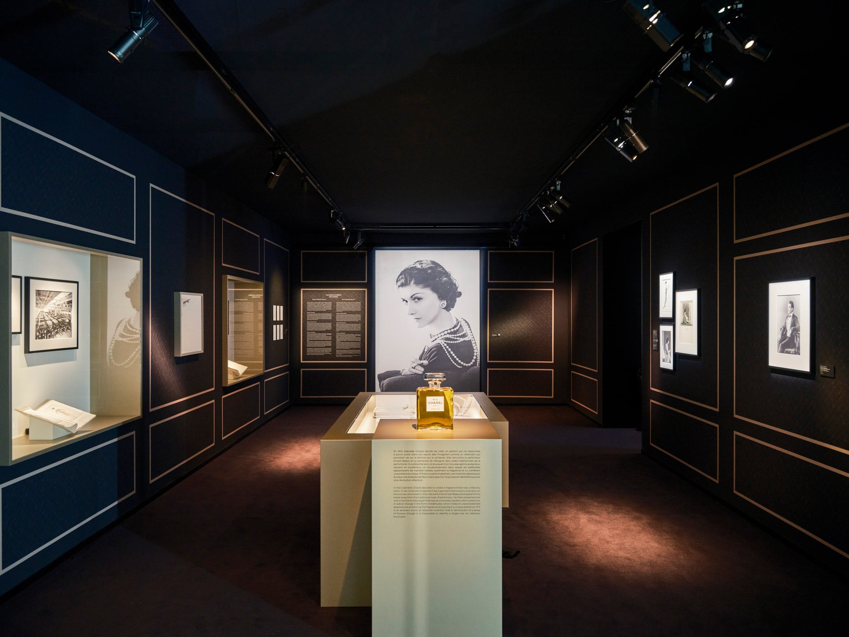 Voyage sensoriel et poétique à travers le temps pour découvrir le N°5 - © Chanel