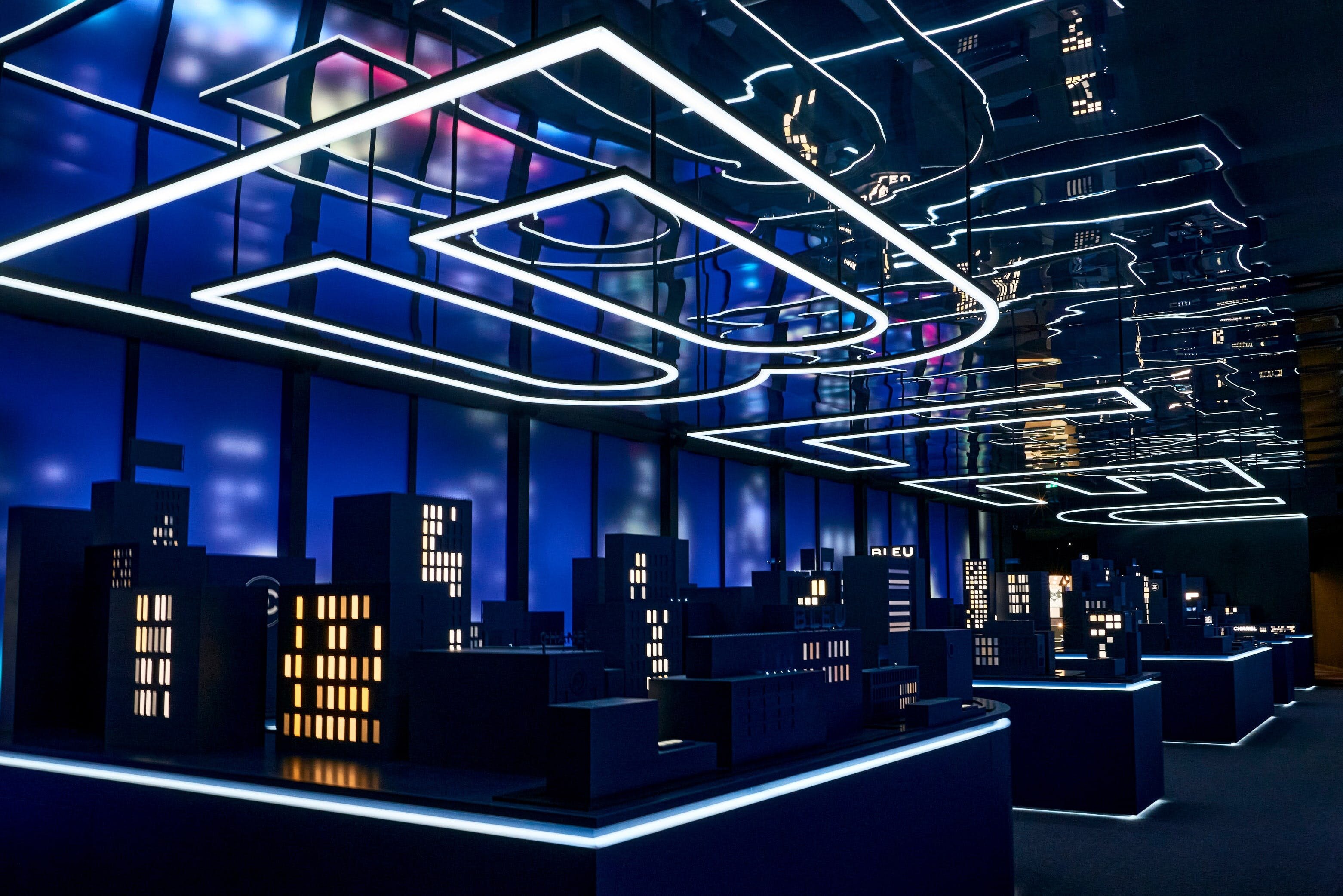Immersion dans le Bleu d’une ville  - © Chanel