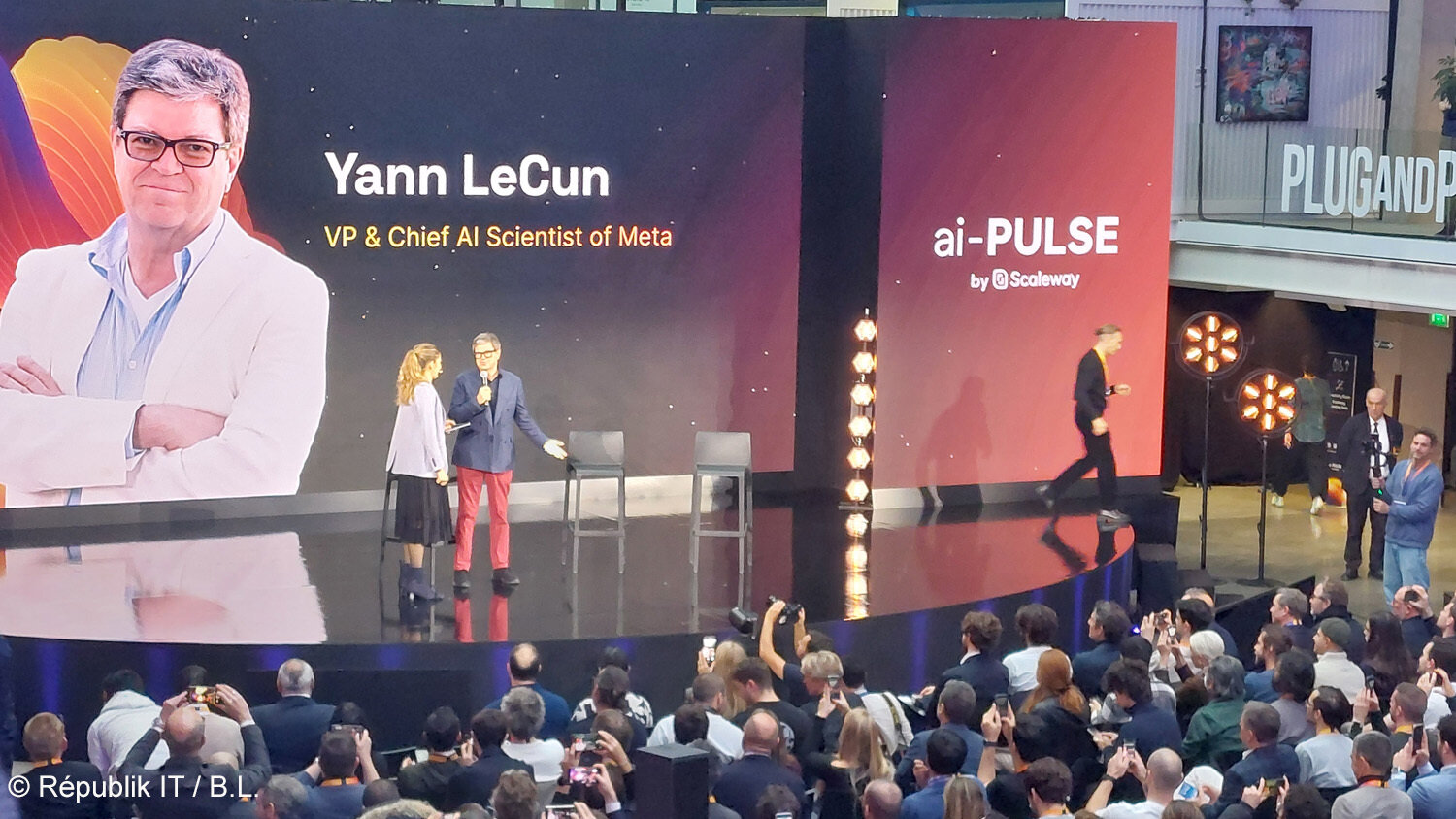 Yann LeCun, sur le départ de Meta, a été accueilli sur scène par Aude Durand. - © Républik IT / B.L.