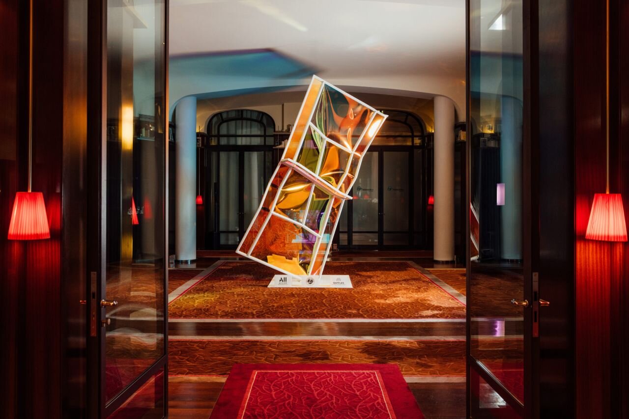 Le lobby du Royal Monceau accueille une œuvre en verre dichroïque inspirée des célèbres courts de tennis.  - © D.R.